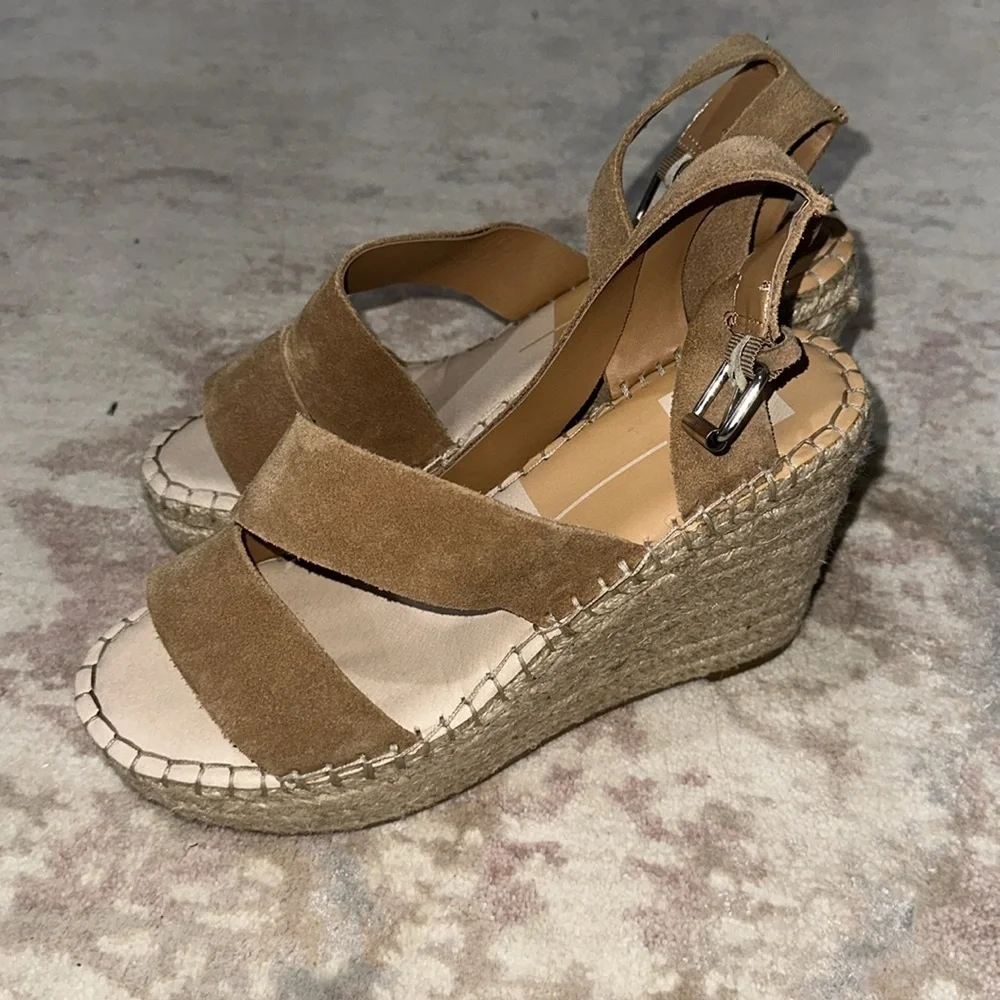 NWOB Dolce Vita Shayla Wedge Sandal‎ Women's Size 9.5 M Saddle Caramel Tan Suede